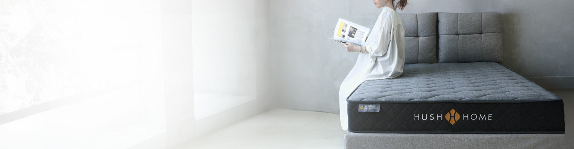 一位女士坐在 Hush Home 的 Essence Firm 護脊床褥上 